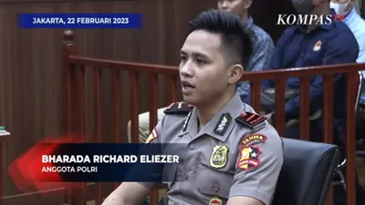 Ekspresi Tegang Richard Eliezer saat Masuk Ruang Sidang Kode Etik Hari Ini di Mabes Polri