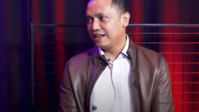 Momen Haru! Tangan Pengacara Bharad E Ditarik, Ternyata Ini yang Dipikirkan Ronny Talapessy: Kok Ini Kuat