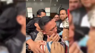 Momen Ronny Talapessy Menangis Histeris Usai Sidang Vonis Richard Eliezer