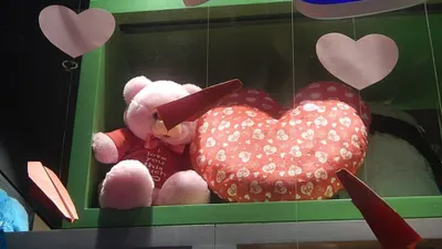 Salah satu cara menunjukan rasa kasih sayang saat hari Valentine, dengan cara memberikan hadiah kepada orang terkasih.