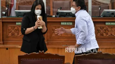 Terdakwa Ferdy Sambo (kanan) dan Putri Candrawathi (kiri) bersiap menjalani sidang lanjutan di Pengadilan Negeri Jakarta Selatan, Jakarta, Selasa (3/1/2023).