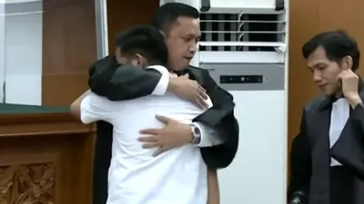 Ronny Talapessy bacakan duplik Richard Eliezer yang beda dari terdakwa lainnya, bukannya marah, malah sampaikan permintaan maaf begini.