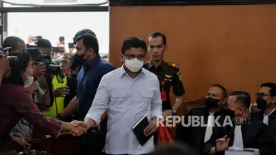 Terdakwa Ferdy Sambo bersalaman dengan kerabat saat akan menjalani sidang tuntutan di Pengadilan Negeri Jakarta Selatan, Selasa (17/1/2023).