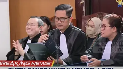 Arman Hanis nampak tak bisa menahan senyum saat Jaksa ditegur balik oleh hakim di ruang sidang usai penyerahan bukti tambahan.