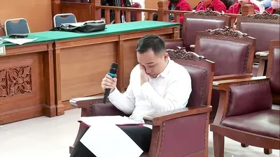 Ricky Rizal menangis menyampaikan pembelaan di ruang sidang. (Youtube)