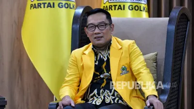 Gubernur Jawa Barat Ridwan Kamil mengenakan jas kuning Partai Golkar saat bertemu dengan Ketua Umum Partai Golkar Airlangga Hartarto di kantor DPP Partai Golkar, Jakarta Barat, Rabu (18/1/2023).