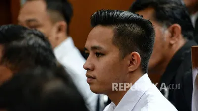 Terdakwa kasus dugaan pembunuhan berencana terhadap Brigadir Nofriansyah Yosua Hutabarat, Richard Eliezer saat menjalani sidang pemeriksaan saksi di Pengadilan Negeri Jakarta Selatan, Jakarta, Senin (7/11/2022).