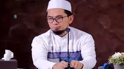 Menurut Ustaz Adi Hidayat, ziarah kubur pada dasarnya boleh dilakukan dalam rangka mendoakan orang meninggal.