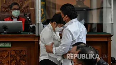 Momen Tangis Pilu Ferdy Sambo dan Putri Candrawathi Pecah di Persidangan Jelang Bacaan Tuntutan Hukuman