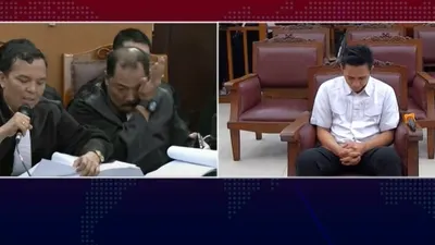 Jaksa Sugeng Hariadi terlihat mengelap tetesan air matanya usai Richard Eliezer dituntut dengan 12 tahun penjara.