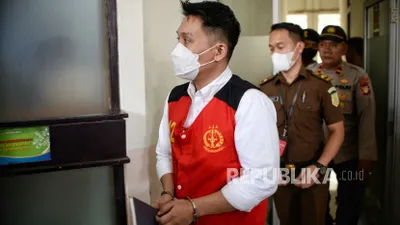 Terdakwa kasus perintangan penyidikan dalam perkara dugaan pembunuhan berencana terhadap Brigadir Nofriansyah Yosua Hutabarat alias Brigadir J, Chuck Putranto mengenakan rompi tahanan saat akan menjalani sidang di Pengadilan Negeri Jakarta Selatan, Kamis (3/11/2022).