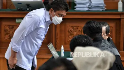 Terdakwa Ferdy Sambo berbincang berama tim penasehat hukum saat menjalani sidang lanjutan di Pengadilan Negeri Jakarta Selatan, Jakarta, Selasa (3/1/2023).