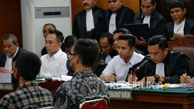 Terdakwa kasus dugaan pembunuhan berencana terhadap Brigadir Nofriansyah Yosua Hutabarat, Richard Eliezer (kedua kanan) bersama Ricky Rizal (kedua kiri) saat dihadirkan secara bersama dalam sidang pemeriksaan saksi di Pengadilan Negeri Jakarta Selatan, Jakarta, Senin (7/11/2022).