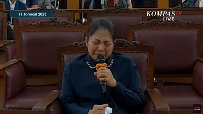 Putri Candrawathi Menangis Terus Ketika Cerita Menyerempet Tentang Pelecehan Seksual di Kursi Terdakwa