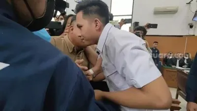 Bharada E saat peluk erat orang tuanya sebelum menjalani sidang sebagai terdakwa kasus Brigadir J.