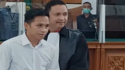 Richard Eliezer bersama kuasa hukumnya Ronny Talapessy di persidangan