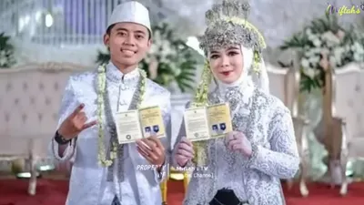 Rozi menunjukkan foto pernikahan dengan Norma Risma. Rozi buka suara soal kabar perselingkuhannya dengan ibu mertua.