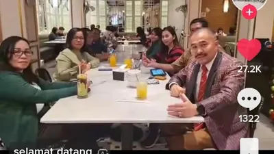 Dipertemukan dalam Satu Meja, Ayah Brigadir Yosua Beri Pesan Haru pada Orang Tua Bharada E