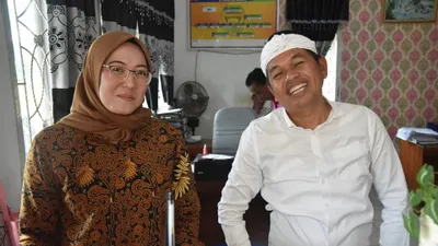 Dedi Mulyadi Pamer Foto Bareng Sosok Mirip Anne Ratna Mustika, Netizen: Susah Move On Ya Pak