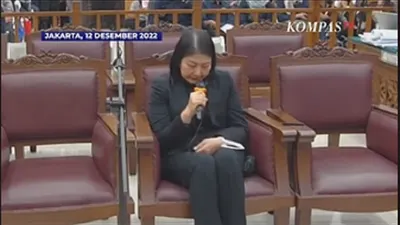 Sambil menahan tangis, istri Ferdy Sambo, Putri Candrawathi meminta ahli kriminolog untuk memahami perasaannya.
