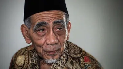 KH Maimun Zubair alias Mbah Moen pernah menceritakan di umur berapa seorang manusia akan ditakdirkan kaya atau miskin.