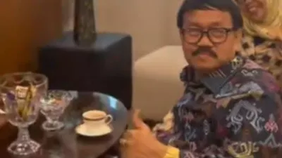 Lucu! Ahli Peringan Dakwaan Ferdy Sambo Terciduk Nonton Ulang &lsquo;Diri Sendiri&rsquo; di TV, Netizen: Kok Bisa