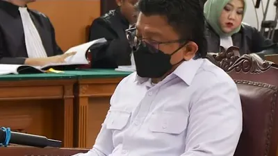 Mullet, netizen soroti rambut Ferdy Sambo nampak panjang ke belakang dengan potongan tipis di sisi kanan dan kiri.