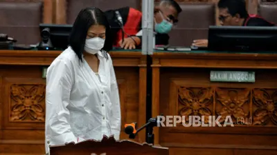 Terdakwa kasus pembunuhan berencana Putri Candrawathi saat menjalani sidang perdana di Pengadilan Negeri Jakarta Selatan, Jakarta, Senin (17/10/2022).