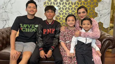 Baru-baru ini masyarakat dikejutkan dengan sosok bernama Tiko (kedua dari kiri) yang sudah merawat ibunya yang mengalami gangguan jiwa selama 11 tahun.
