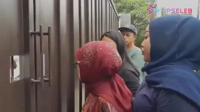 Buntut adanya KDRT (kekerasan dalam rumah tangga) yang dilakukan Ferry Irawan, Venna Melinda diduga tolak kedatangan ibunda Ferry. Haryati.