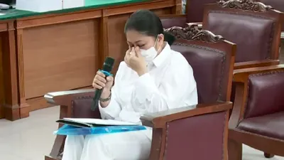 Tangis Putri Candrawathi Bacakan Pledoi, Sebut Ada Ancaman dari Brigadir J Usai Peristiwa Kekerasan Seksual