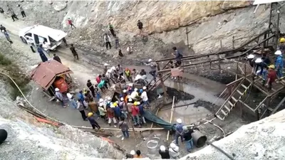 Ledakan terjadi di lubang tambang batu bara Sawahlunto, Sumatera Barat. Dipastikan 10 penambang tewas, dan 10 lainnya luka-luka.