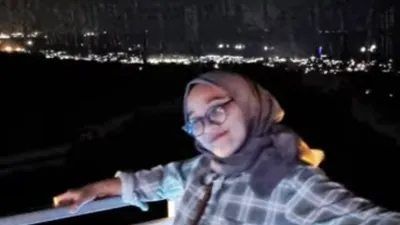 Kota Gaib Saranjana yang Tidak Sengaja Tertangkap Kamera di belakang sosok cantik ini
