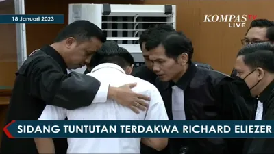 Eliezer Dituntut 12 Tahun Penjara, Pelukan Ronny Talapessy dan Tangisan Richard Warnai Sidang Hari Ini!