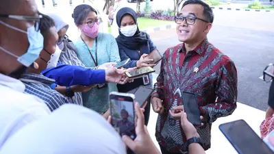 Menteri PANRB Abdullah Azwar Anas saat berbincang dengan awak media