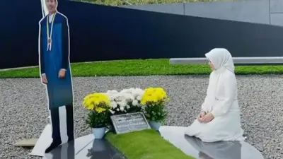 Atalia Praratya Ziarah ke Makam Eril di Momen Wisuda: Bahagia dan Sedih di Momen yang Sama