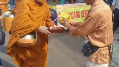Potret Sambutan Masyarakat Indonesia pada 32 Biksu Viral di Media Sosial!