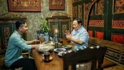 Momen makan malam Wali Kota Solo Gibran Rakabuming dengan Prabowo Subianto.