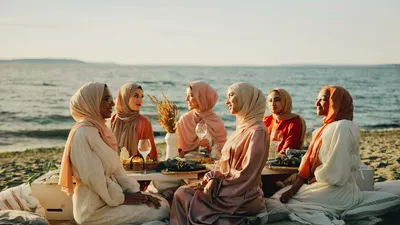 Ilustrasi outfit hijab ke pantai.