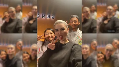 Ekspresi Kebahagiaan Agnez Mo tak dapat ditutupi saat bertemu dua murid SMPN 1 Ciawi, Devina Anindita dan Kesya Aditia.