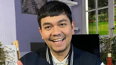 Presenter Indra Bekti mengalami pendarahan otak usai kolaps di tengah kesibukan mengisi program di sebuah radio.