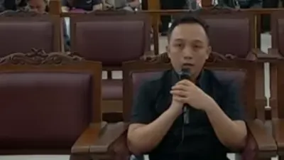 Dinilai Konsisten Membenamkan Diri, Martin Simanjuntak Beri Pesan Secara Pribadi Untuk Terdakwa Ricky Rizal.&nbsp; 