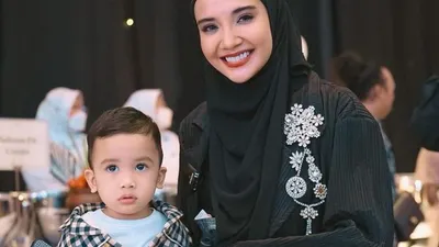 Zaskia Sungkar bersama sang anak
