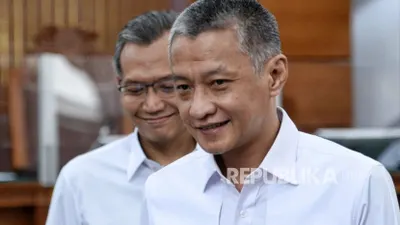Terdakwa kasus perintangan penyidikan dalam perkara dugaan pembunuhan berencana terhadap Brigadir Nofriansyah Yosua Hutabara alias Brigadir J, Hendra Kurniawan (depan) bersama Agus Nurpatria (belakang) saat sidang diskors di Pengadilan Negeri Jakarta Selatan.