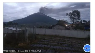 Gunung Kerinci Erupsi Tinggi Letusan 900 Meter, Dapat Mengganggu Jalur Penerbangan