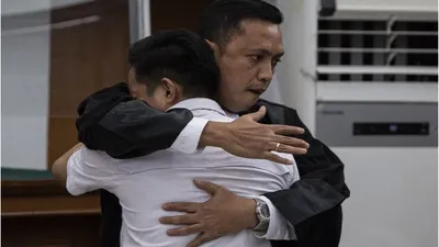 Terdakwa kasus pembunuhan berencana Brigadir Yosua Hutabarat, Richard Eliezer alias Bharada E memeluk penasihat hukumnya seusai mendengarkan pembacaan tuntutan di Pengadilan Negeri Jakarta Selatan, Jakarta, Rabu (18/1/2023).(Dok/Antara/Sigid Kurniawan)