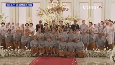 Momen Menteri Kabinet Indonesia Berfoto dengan Kaesang dan Erina, Gaya Tangan 'Saranghae' dan Duduk di Lantai