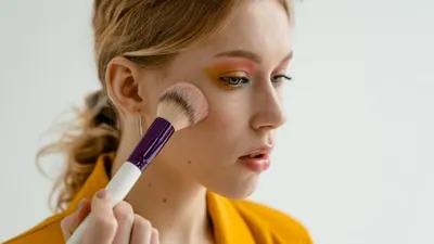 Ilustrasi tren makeup yang bisa jadi pilihan saat perayaan Lebaran.
