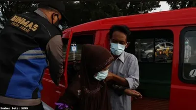 Ribuan warga terdampak gempa bumi M 5.6 Cianjur berbondong-bondong menuju markas Batalyon Rider 300, Cianjur, Jawa Barat pada Kamis, 8 Desember 2022.