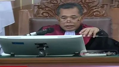 Hakim Djuyamto mengutip Surat Yasin yang didengarnya dalam Khutbah Jumat siang hari tadi ke Arif Rachman Arifin, anak buah Ferdy Sambo.